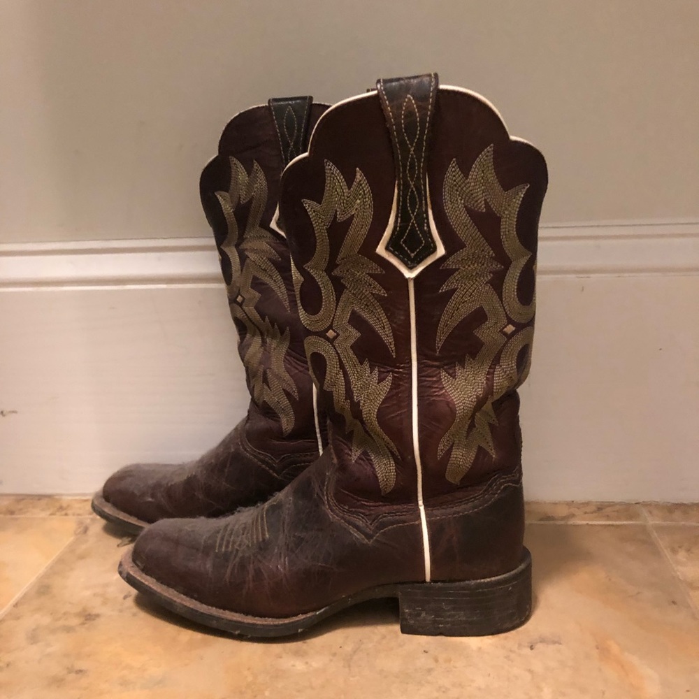 Ariat brown leather cowboy boots. 6.5